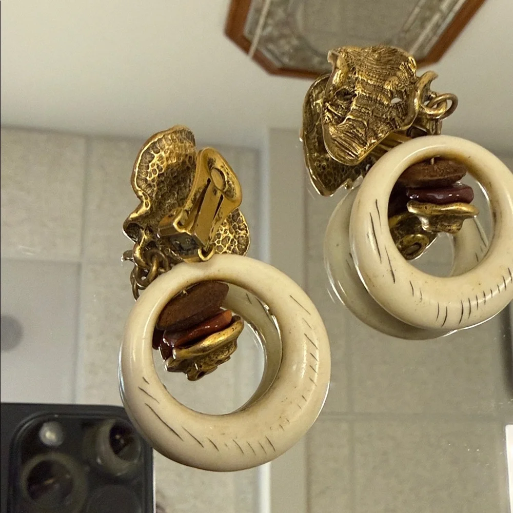 Vintage 1960 Clip ons Gold and Cream Earrings - Picture 4 of 4